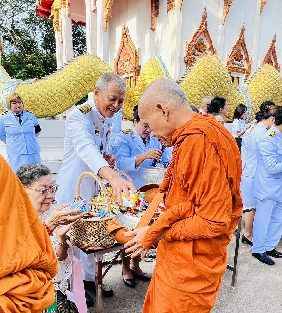 title - ทำบุญตักบาตรถวายพระราชกุศล เนื่องในวันคล้ายวันพระราชสมภพภพสมเด็จพระนางเจ้าสิริกิติ์ พระบรมราชินีนาถ พระบรมราชชนนีพ้นปีหลวง และวันแม่แห่งชาติ 